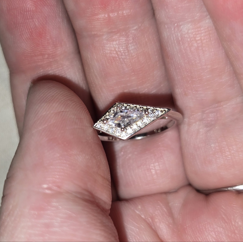 Elegant Sterling Silver Diamond-Shaped Ring